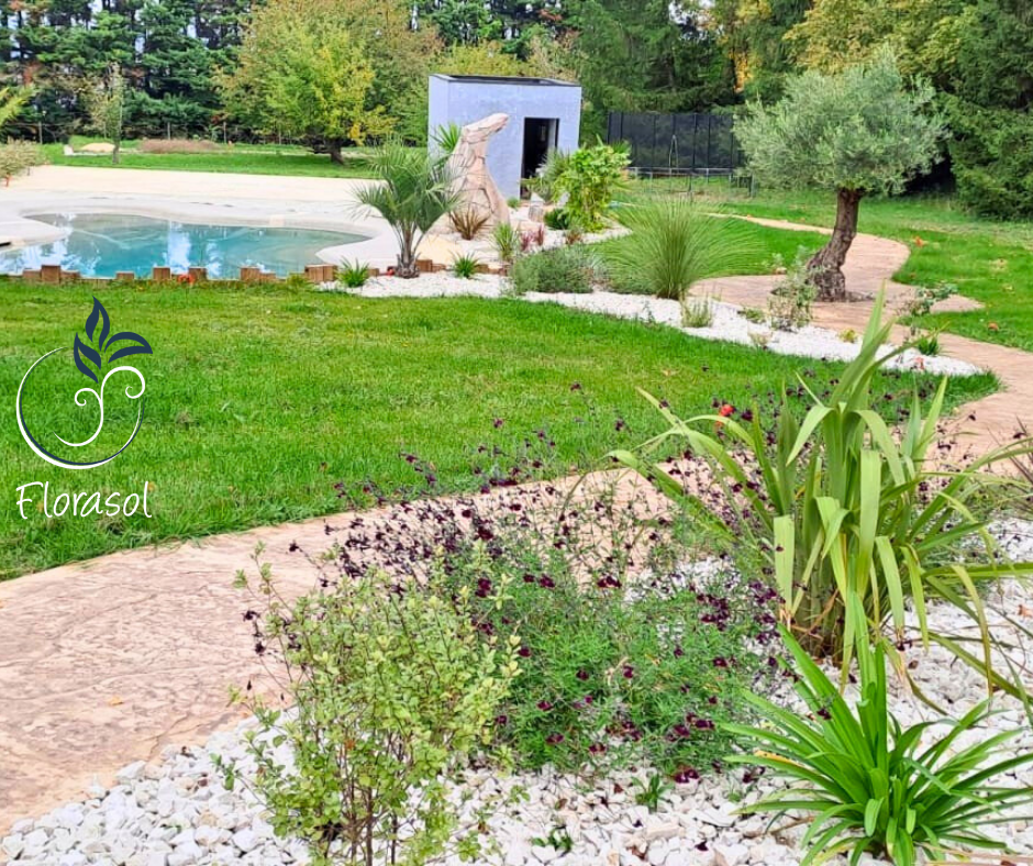 Création de jardin paysager avec piscine, douche solaire, massifs minéraux et cheminement en pierre à Valence – Florasol paysagiste en Ardèche et Drôme