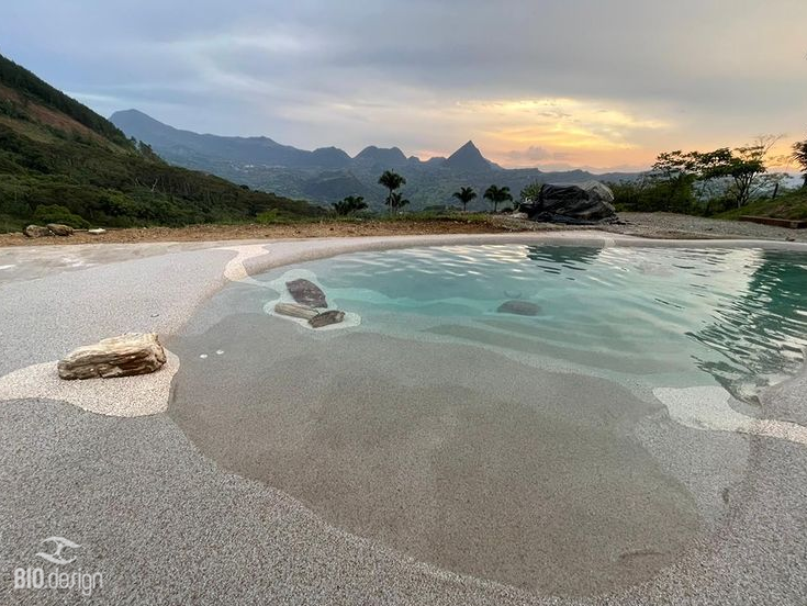 piscine lagon Ardèche intégration paysagère relief naturel finitions minérales
