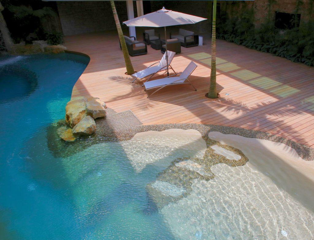 piscine lagon intérieure espace bien être 4 saisons terrasse bois Ardèche Drôme