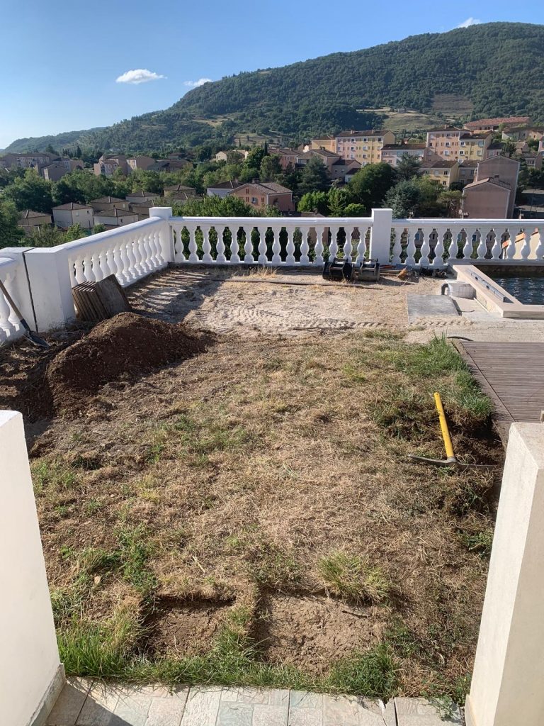 jardin abandonné avant aménagement paysager par Florasol à Privas en Ardeche