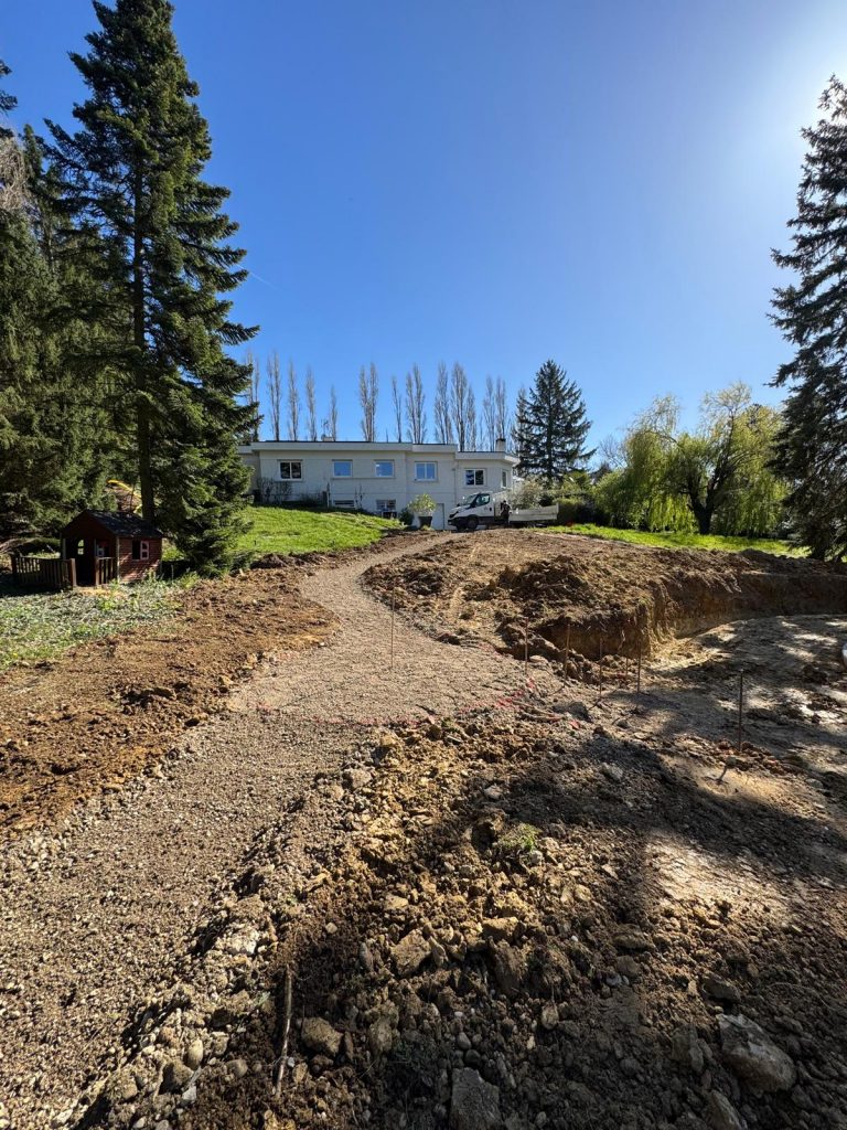 Terrassement terrain AVANT réalisation piscine lagon et aménagement paysager à Lyon par Florasol