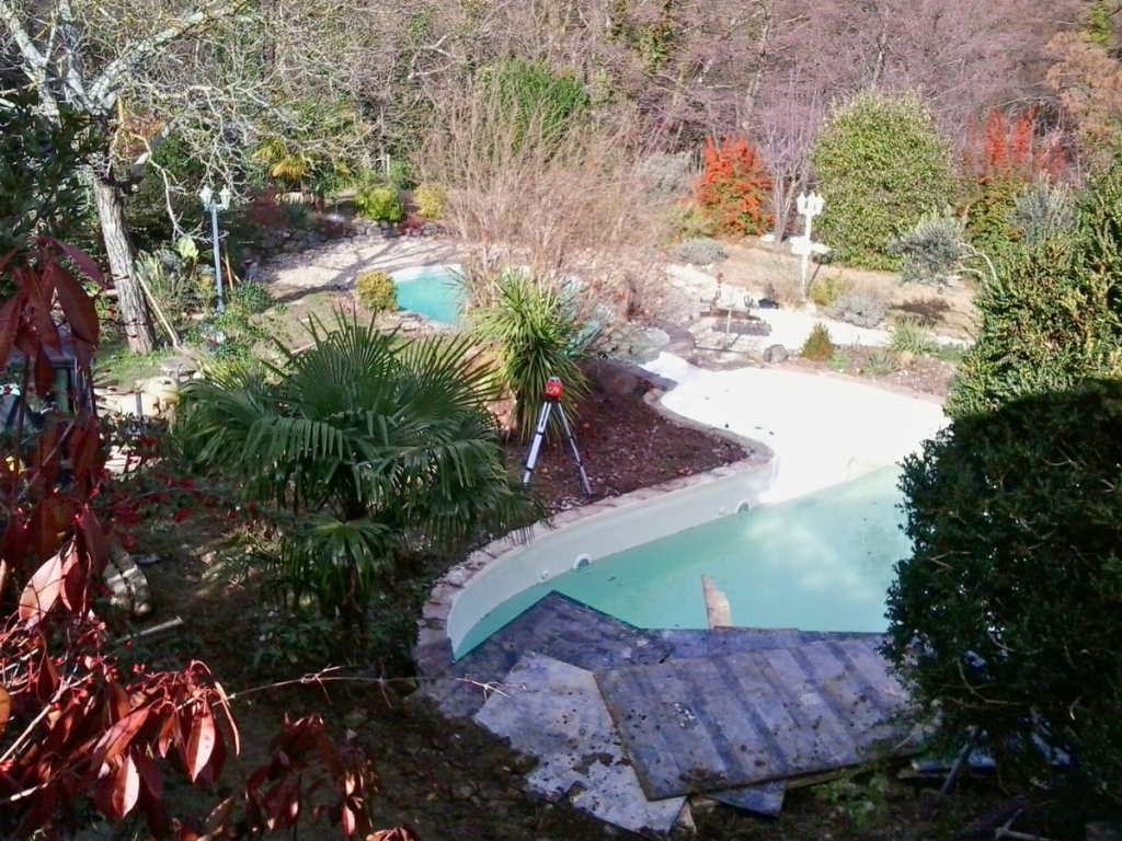 extérieur gîte avant travaux terrain brut piscine en construction Ardèche Florasol