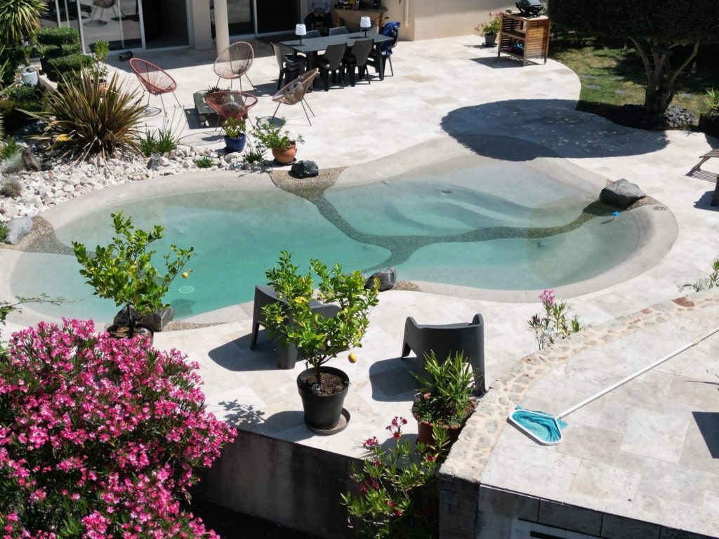Après la métamorphose une piscine lagon sur terrasse en pierre