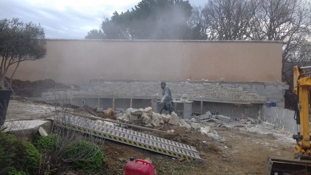 Construction d'un mur de soutènement permettant de créer une terrasse et un lagon sur un terrain en pente en Ardèche