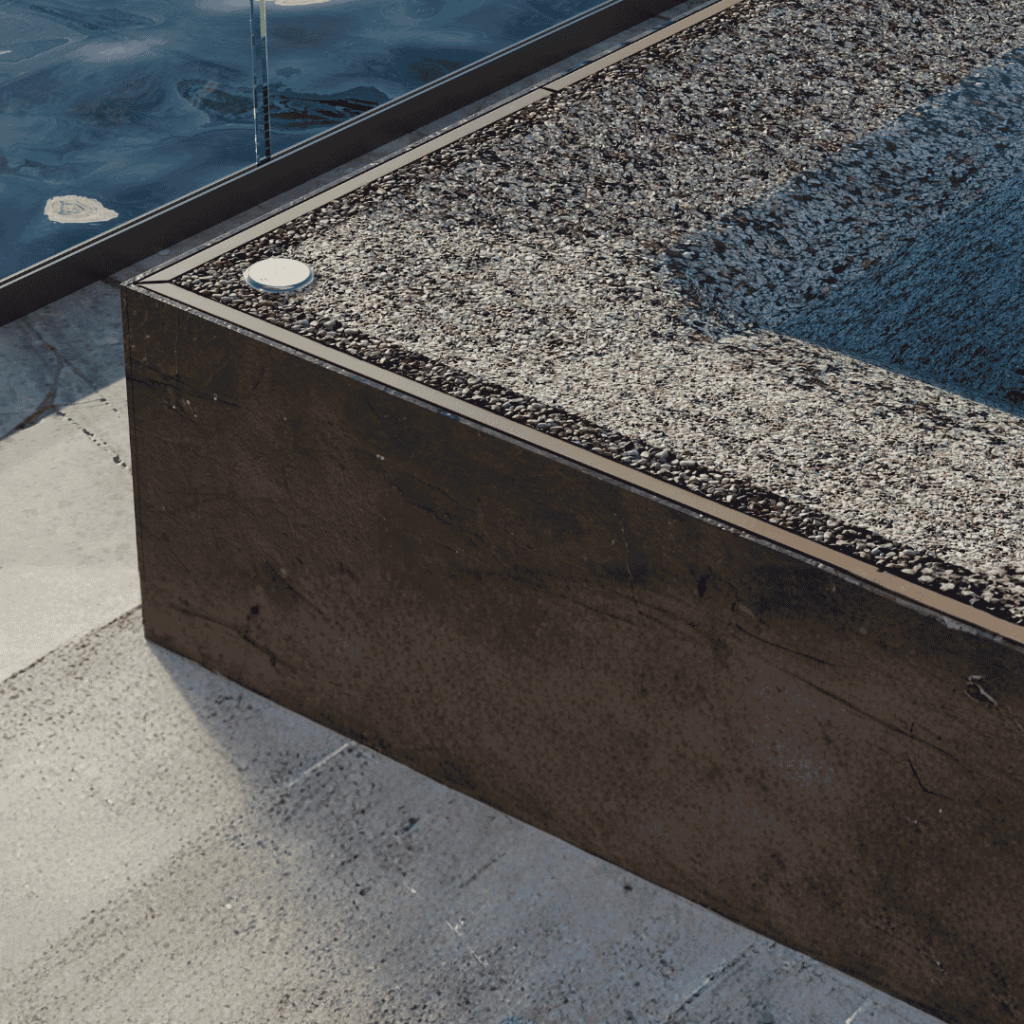 Détail de la margelle minérale et des finitions premium d'une mini-piscine design