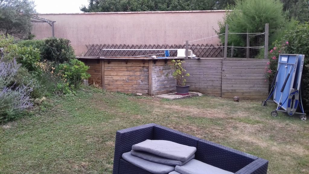 vue du bas du jardin avec la piscine hors sol avant la transformation