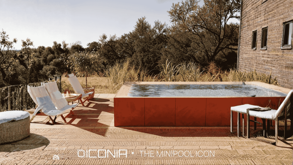 Mini-piscine ICONIA® Bio.design installée devant une maison en pierre avec terrasse, idéale pour les petits jardins et les résidences haut de gamme en Ardèche et Drôme.