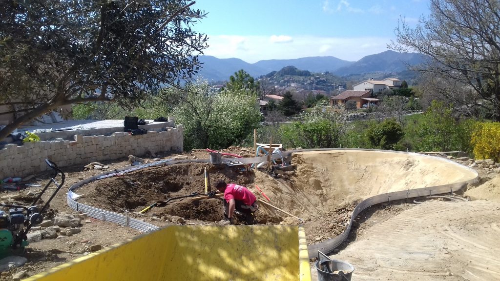 Création d'un lagon Bio.design sur mesure avec modelage des plages et des courbes du bassin en Ardèche