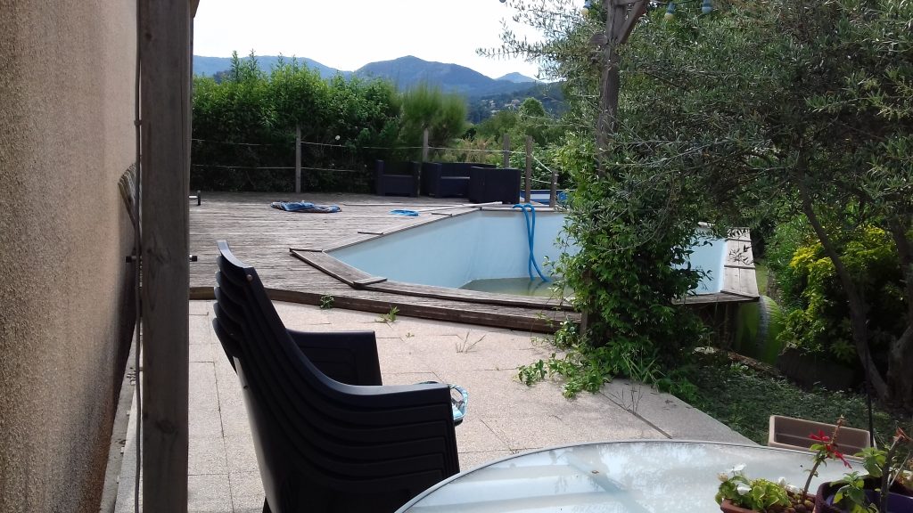 Piscine hors-sol installée sur un terrain en pente avant création d'un lagon Bio.design et d'un aménagement paysager complet en Ardèche