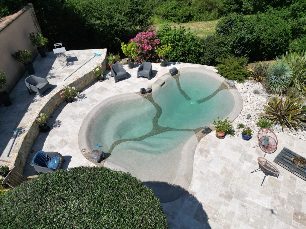 Piscine lagon après la transformation de la piscine hors sol vue du ciel