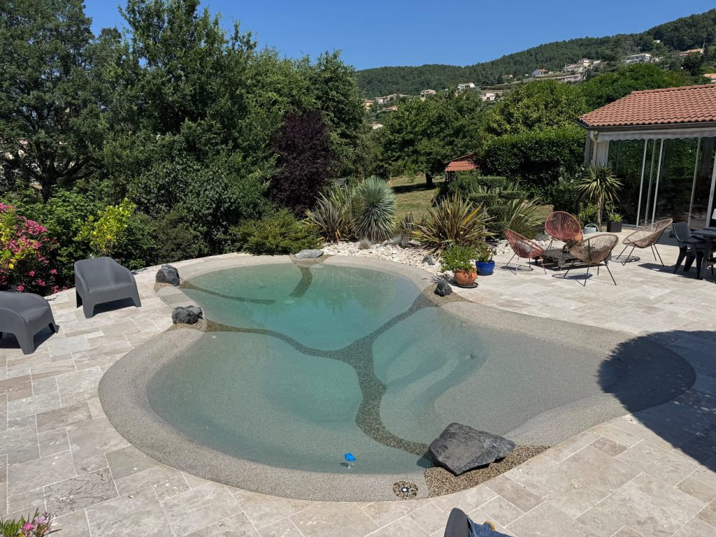 Piscine lagon après transformation de la terrasse avec piscine hors sol