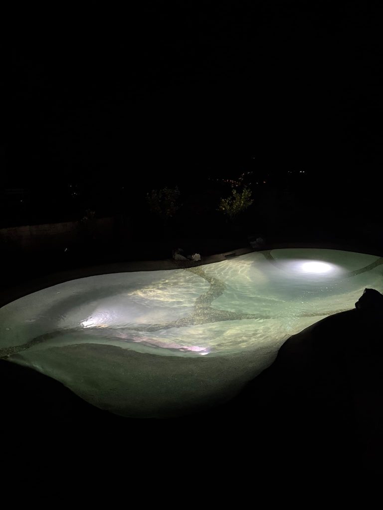 Après transformation éclairage piscine lagon vue de nuit