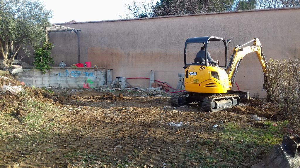 Travaux de terrassement pour créer un plateau destiné à accueillir un lagon Bio.design sur terrain en pente en Ardèche