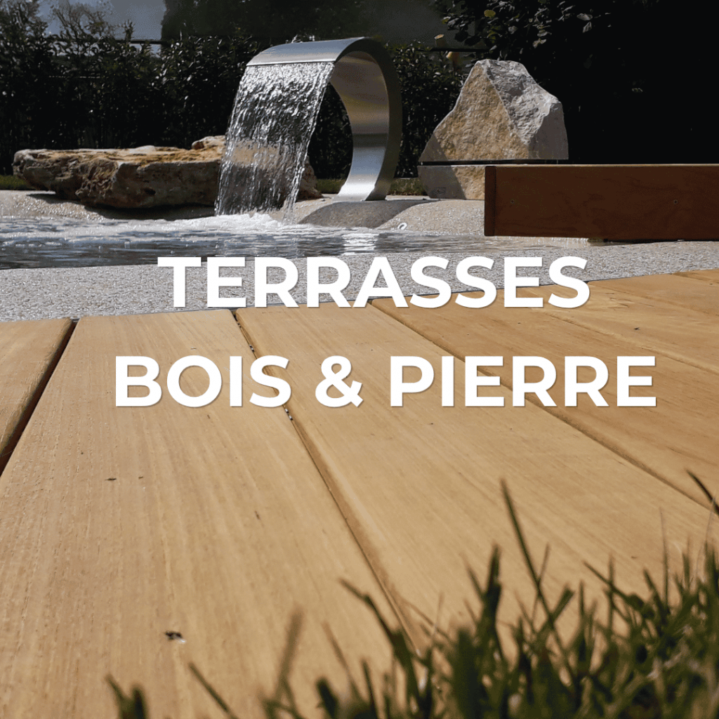 Terrasse en bois et pierre naturelle réalisée par Florasol autour d'une piscine avec cascade design.