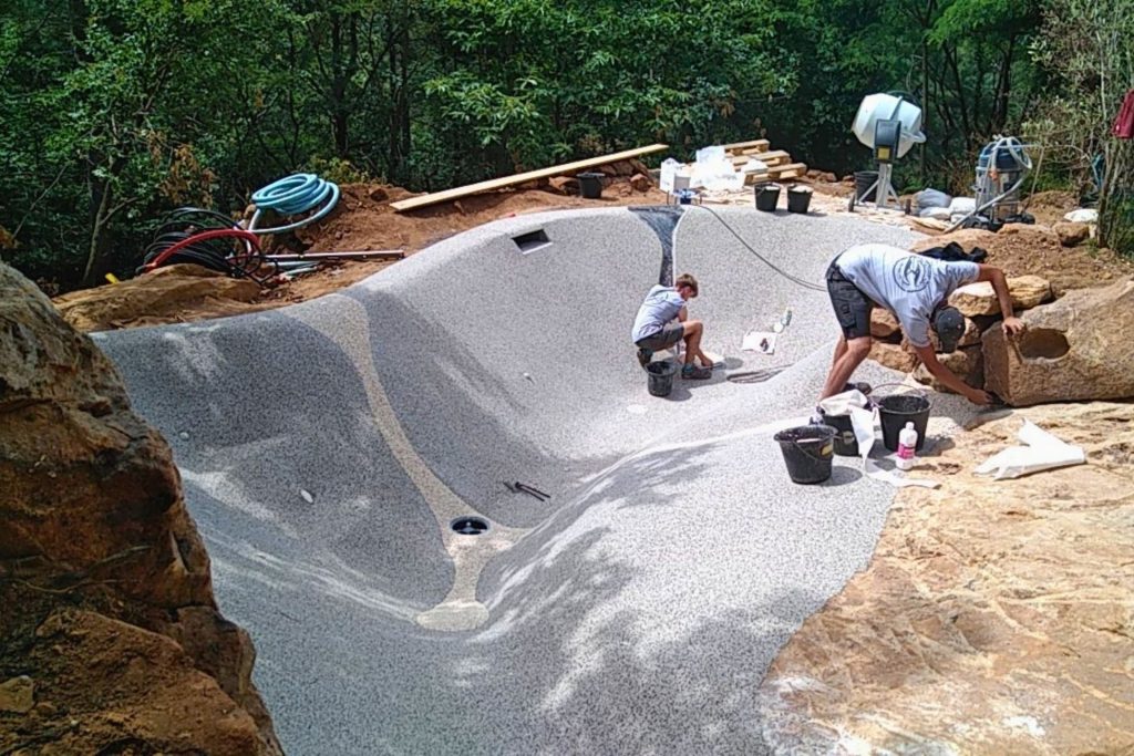 Piscine lagon Bio.design en cours de finition avec intégration des roches naturelles en Ardèche