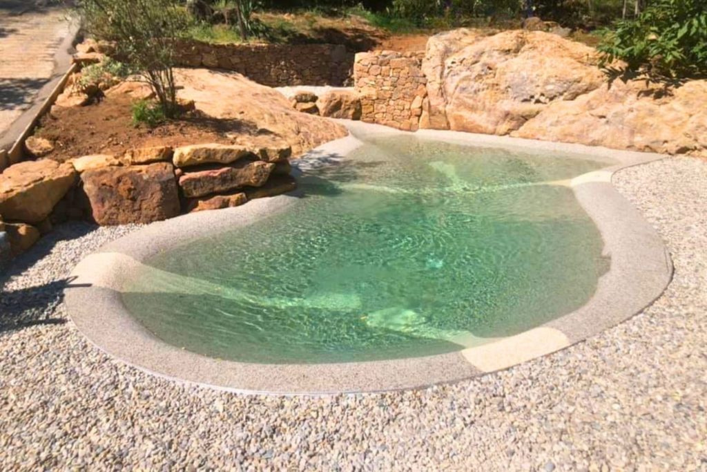 Piscine lagon Bio.design terminée et intégrée à la roche naturelle en Ardèche