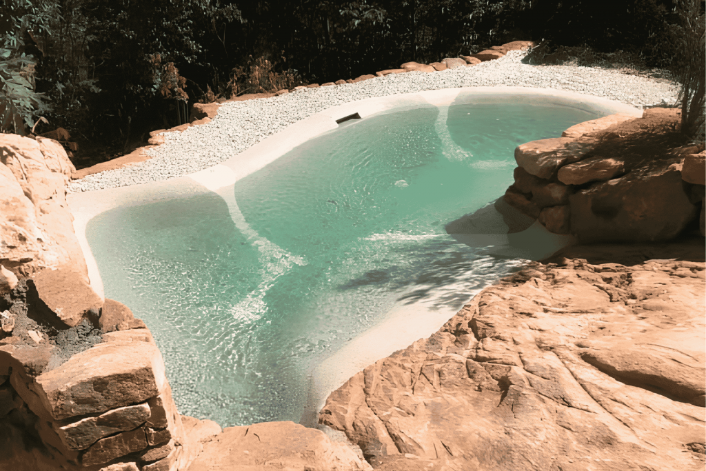 Piscine lagon Bio.design réalisée par Florasol sur terrain rocheux en Ardèche