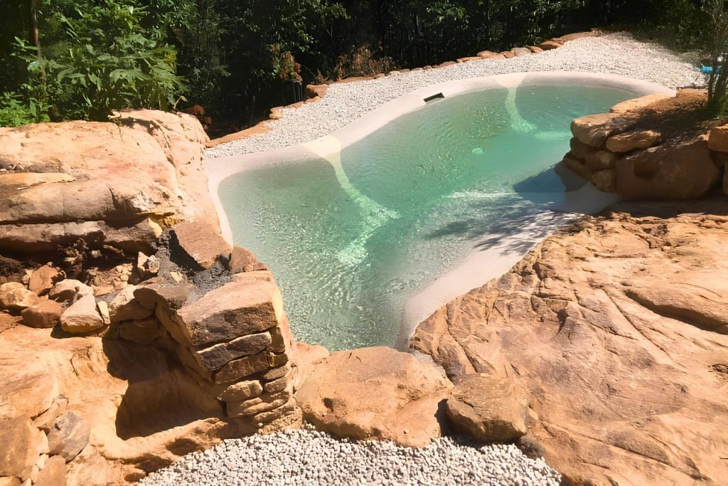 Piscine lagon Bio.design réalisée par Florasol sur terrain rocheux naturel en Ardèche