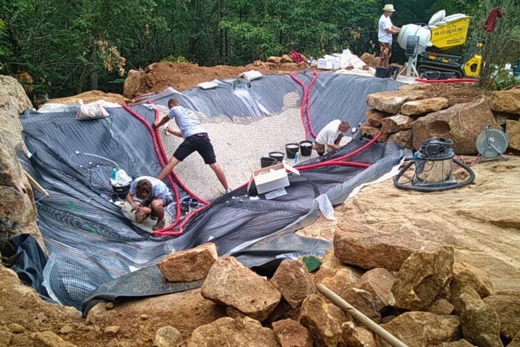Construction de la structure d'une piscine lagon Bio.design sur terrain rocheux en Ardèche par Florasol
