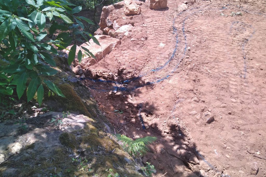 Conception d'une piscine lagon intégrée à la roche naturelle sur un terrain en Ardèche