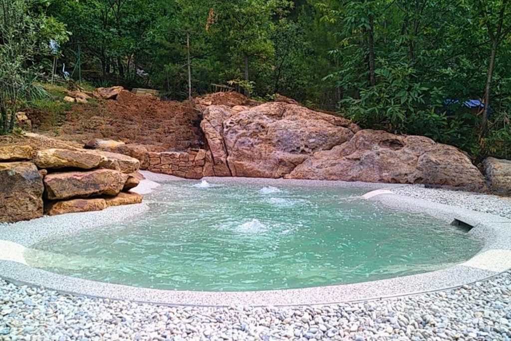 Piscine lagon Bio.design après mise en eau réalisée par Florasol en Ardèche