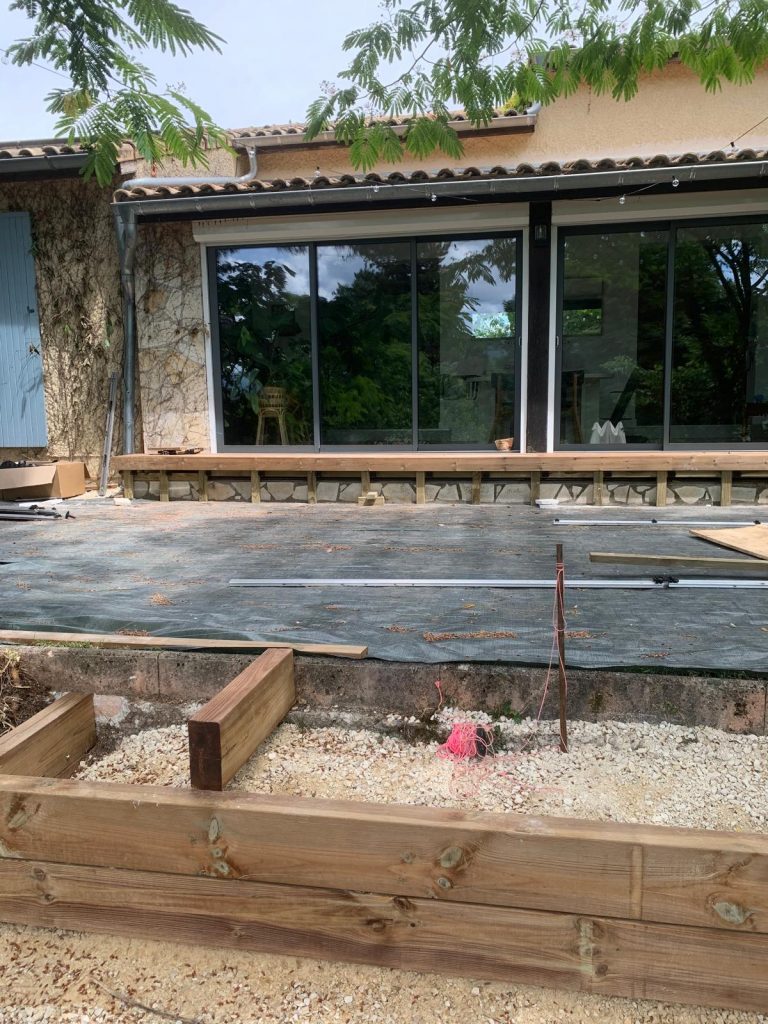 Création de la plateforme en grave compactée avant l'installation du système Grad® pour une terrasse bois haut de gamme.
