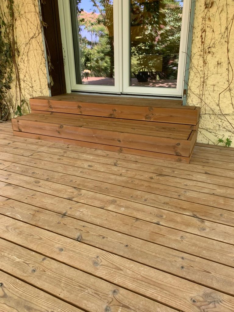 Grande terrasse en Thermopin® avec fixation invisible Grad® devant une maison en Ardèche