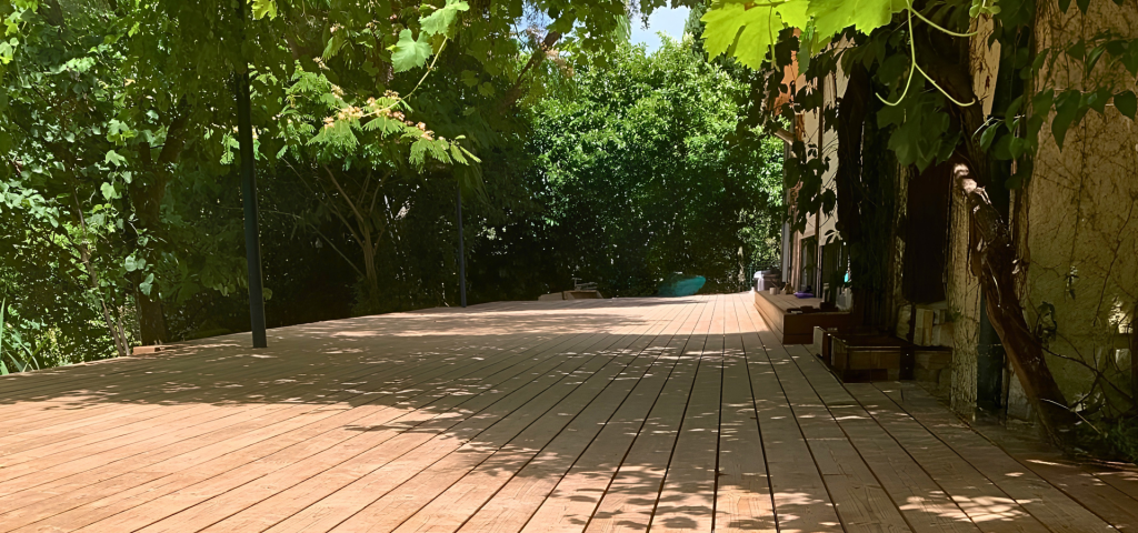 Terrasse bois Thermopin® avec fixation invisible Grad réalisée par Florasol en Ardèche
