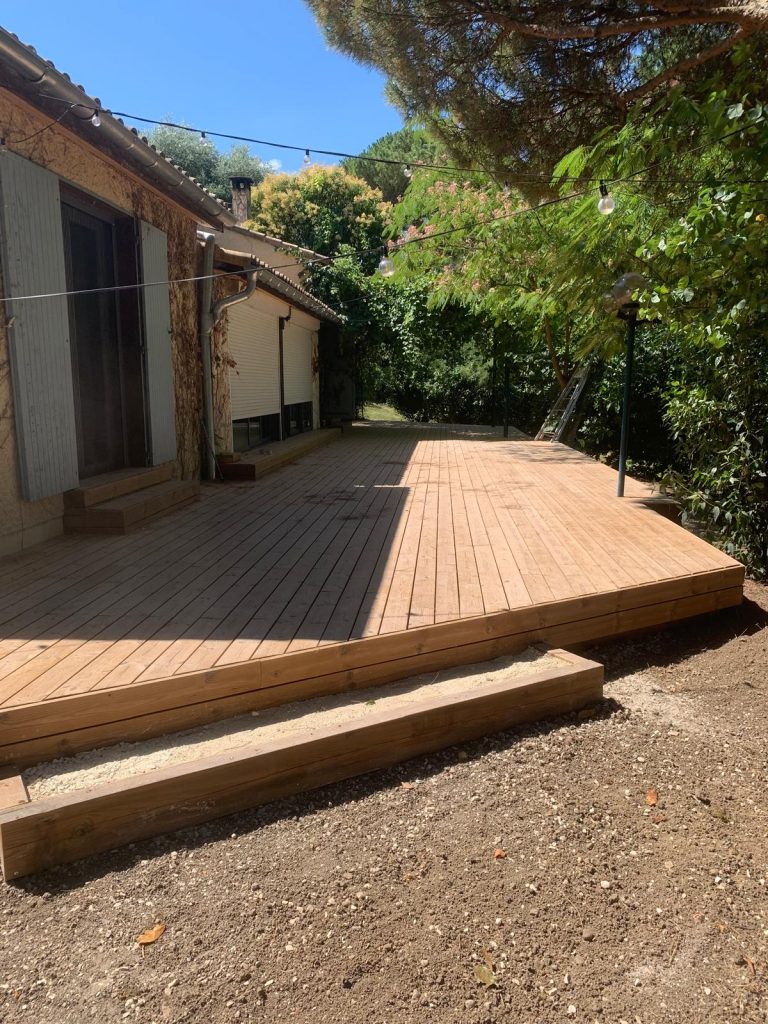 Grande terrasse en Thermopin® avec escalier en bois intégré et fixation invisible Grad® en Ardèche.