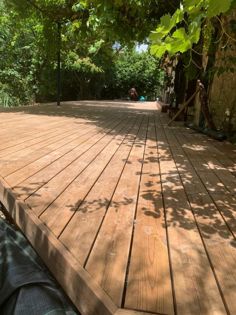 Terrasse en Thermopin avec découpe en pointe et fixation invisible Grad®, réalisée par Florasol en Ardèche.