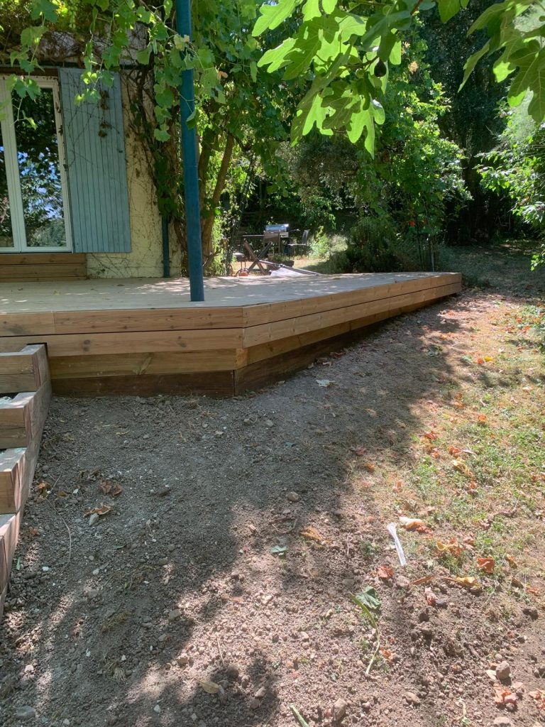 Terrasse en Thermopin® parfaitement intégrée au jardin