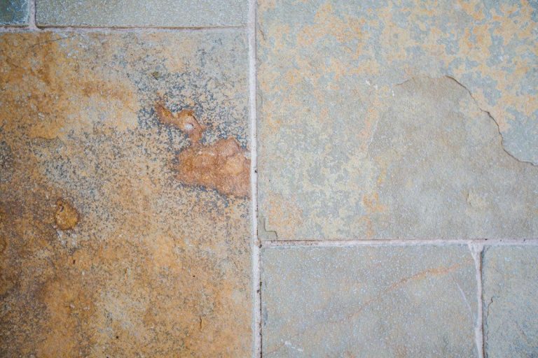 Dalles en pierre naturelle aux nuances beige, ocre et gris pour terrasse extérieure