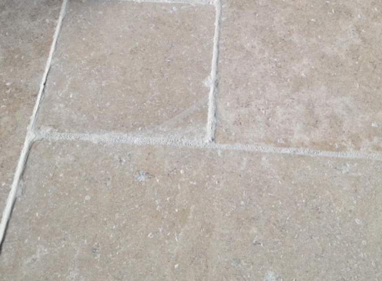 Terrasse extérieure en pierre naturelle avec dalles beige clair