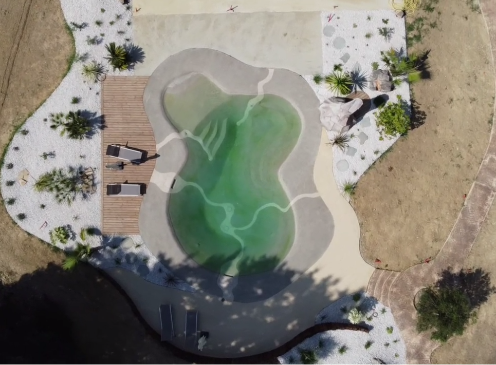 Aménagement paysager Ardèche Drôme avec piscine lagon intégrée au jardin