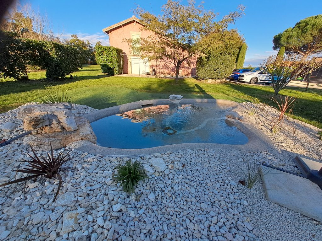 Mini piscine de moins de 10 m² Bio.design aménagée dans un jardin