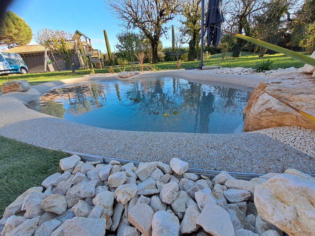 Mini piscine lagon de moins de 10 m² dans un jardin en Ardèche et Drôme
