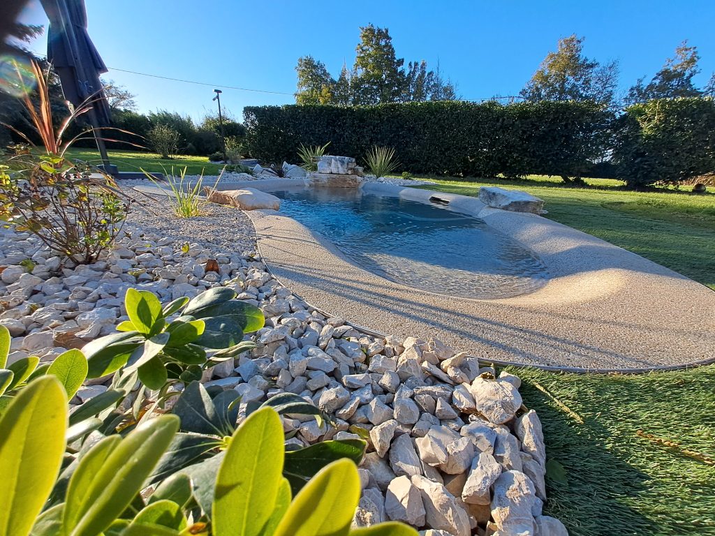 Mini piscine lagon de moins de 10 m² dans un jardin en Ardèche et Drôme