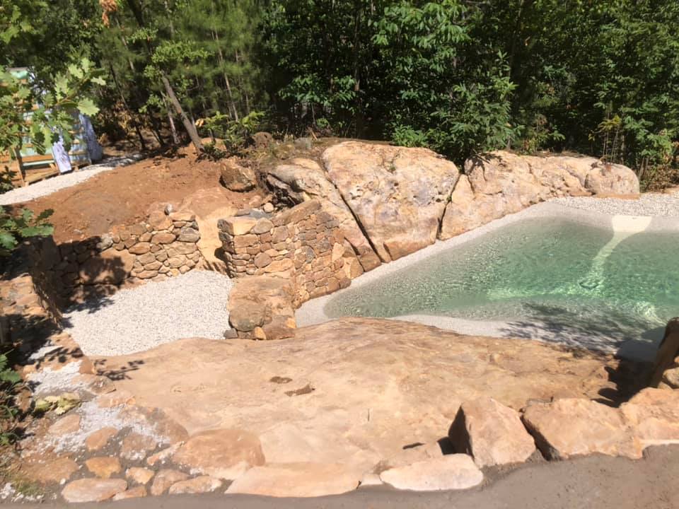 Mini piscine lagon Bio.design intégrée dans un terrain rocheux et naturel